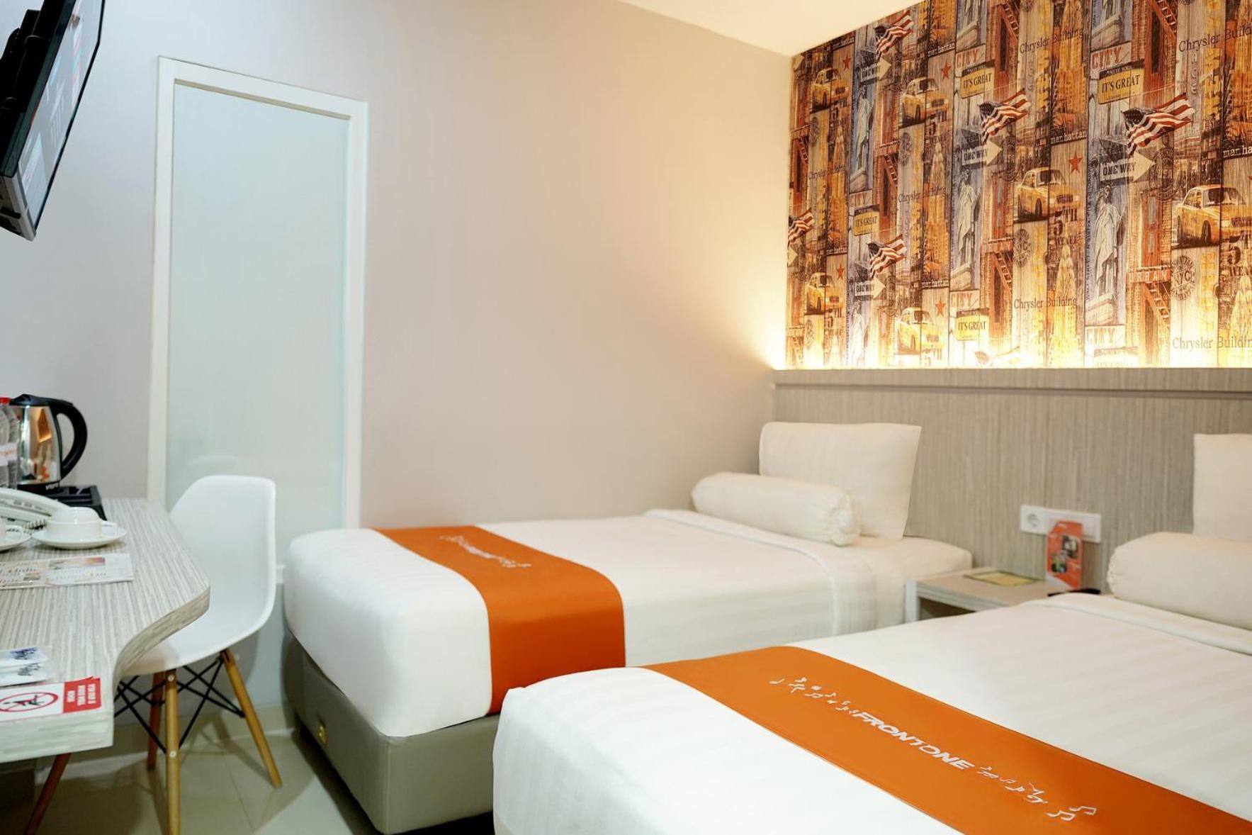 Front One Hotel Sragen Exterior photo